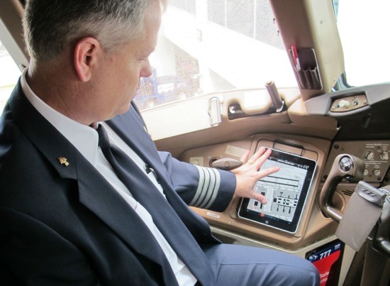 Pilot and iPad, courtesy of American Airlines